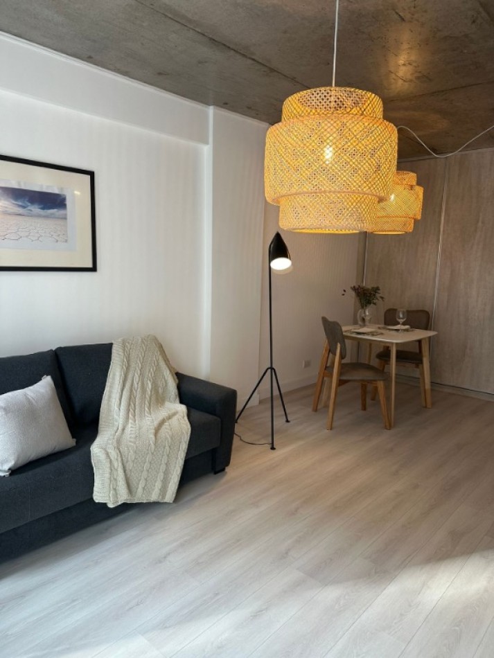 Un ambiente con balcon a estrenar